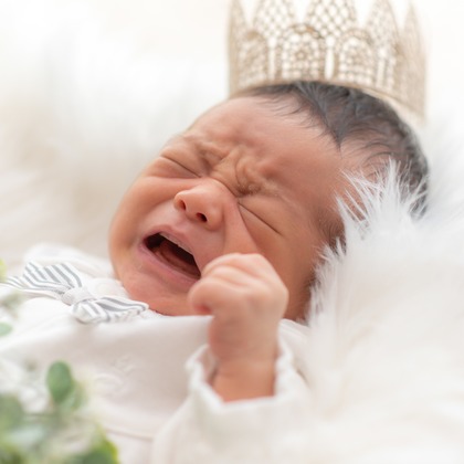 まんまるフォトが出張撮影した儀式, ヘアアクセサリー, オレンジなどが写った「お宮参り・赤ちゃん写真」の家族写真