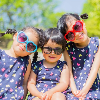 フォスタムが出張撮影した植物, 顔, 頬などが写った「春の公園で家族フォト」の家族写真