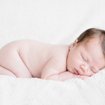 アトリエ　エピカ/清水　一哉が出張撮影したカレンダー, 就寝時間, ニューボーンフォト(新生児写真)などが写った「ニューボーンフォト」の家族写真