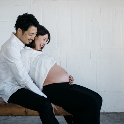 植村由理が出張撮影した手首, 母, トランクなどが写った「マタニティフォト@スタジオ」の家族写真