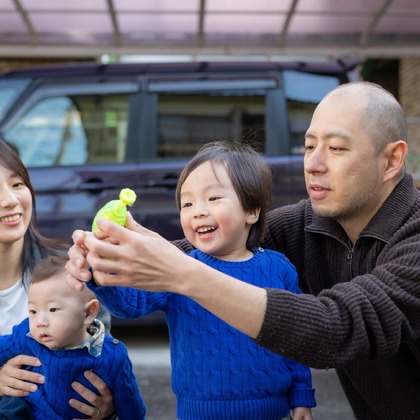 大森光太郎・K-PHOTOが出張撮影した赤ちゃん・幼児服, 分かち合う, フラッシュ撮影などが写った「家族写真撮影」の家族写真