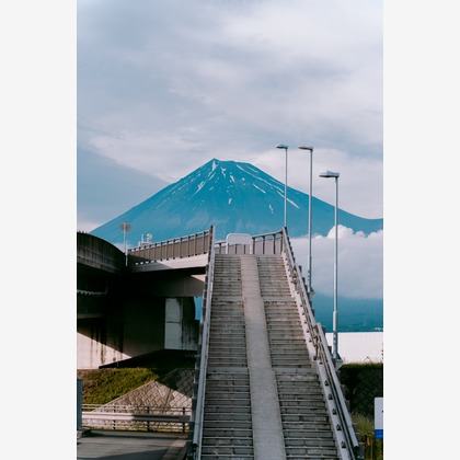 三橋宣貴が出張撮影した「富士山の名所_夢の大橋にて」の家族写真