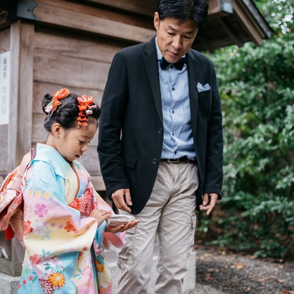 植村由理が出張撮影したストリートファッション, 753, 生物などが写った「七五三　＠神明社　横浜」の家族写真