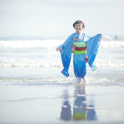 荒畑けいこが出張撮影した友情, 砂, 楽しげが写ったエンゲージメントフォトの写真