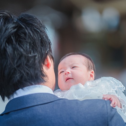 玉城　肇が出張撮影したネクタイ, フラッシュ撮影, ジェスチャーなどが写った「お宮参り撮影」の家族写真