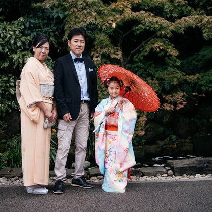 植村由理が出張撮影したストリートファッション, 753, 生物などが写った「七五三　＠神明社　横浜」の家族写真