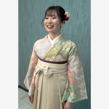 ミヤタカズコが出張撮影したフラッシュ撮影, 自然の中の人々, ショルダーなどが写った「卒業」の家族写真