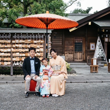 植村由理が出張撮影したストリートファッション, 753, 生物などが写った「七五三　＠神明社　横浜」の家族写真
