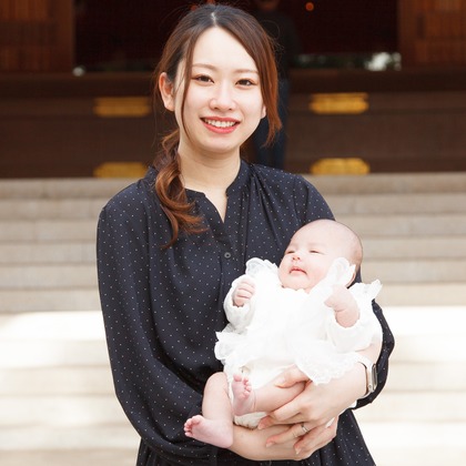 中井企画が出張撮影した挨拶, ネクタイ, 赤ちゃん・幼児服などが写った「お宮参り」の家族写真