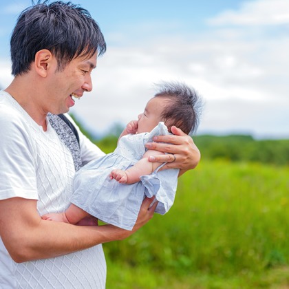 CREATIVE HOUSEが出張撮影したネクタイ, 分かち合う, フラッシュ撮影などが写った「ファミリーフォト出張撮影」の家族写真