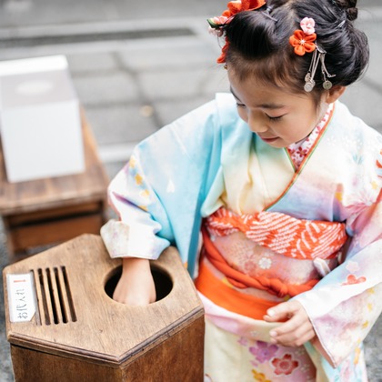 植村由理が出張撮影したストリートファッション, 753, 生物などが写った「七五三　＠神明社　横浜」の家族写真