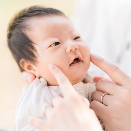 池田廉が出張撮影した赤ちゃん・幼児服, フラッシュ撮影, シャツなどが写った「公園にて」の家族写真