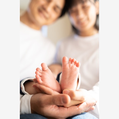 モーメンツが出張撮影した清潔さ, 裸足, フラッシュ撮影などが写った「1歳バースデイ」の家族写真