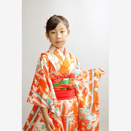 とりる写真室が出張撮影した襟, フラッシュ撮影, ジェスチャーなどが写った「キッズフォト」の家族写真