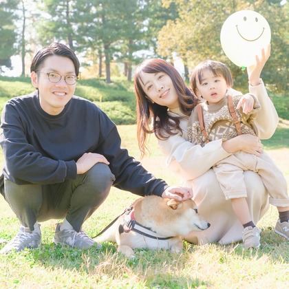 高夏写真店が出張撮影した子鹿, 襟, 肉食動物などが写った「家族写真の撮影」の家族写真