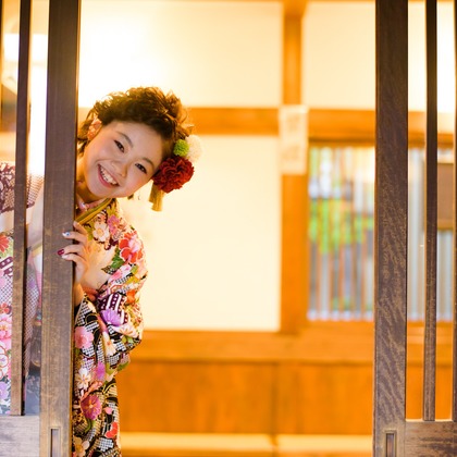 アトリエ　エピカ/清水　一哉が出張撮影した成人式, 立っている, フローラなどが写った「成人式ロケ」の家族写真