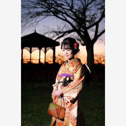 この写真は、出張撮影(家族写真(キッズ,ベビーフォト))のアルバム「成人式前撮り・後撮り」にある写真の1枚で、家族写真(キッズ,ベビーフォト)などが写っています。<br>「成人式前撮り・後撮り」では他にも:albumPhotoCount枚の家族写真を見ることができます。撮影者はゾクです。カメラマンのプロフィールページで、家族写真(キッズ,ベビーフォト)撮影の口コミやおすすめコメントを見ることができます。