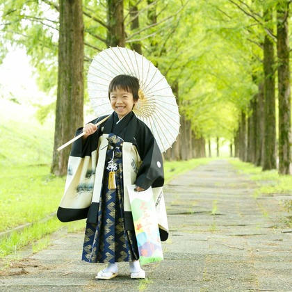Chihiro Photographyが出張撮影したYasue Hachimangu, 星, 自然の中の人々などが写った「五歳男の子七五三Photo」の家族写真