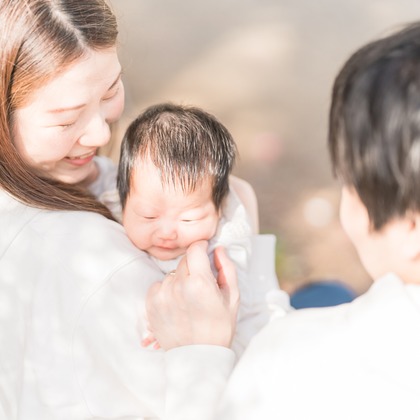 池田廉が出張撮影した赤ちゃん・幼児服, フラッシュ撮影, シャツなどが写った「公園にて」の家族写真