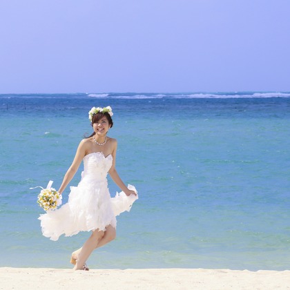 ウエディングラウンジが撮影した「ビーチフォトウェディング」の写真