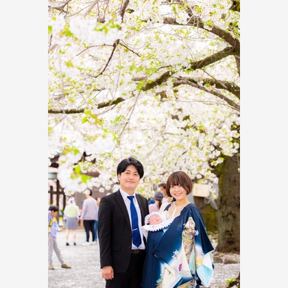 Kan Suzuki  photographyが出張撮影した家族写真, お宮参り, 桜などが写った「お宮参り」の家族写真