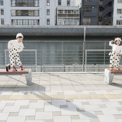 A&Y写真OFFICEが出張撮影した荷物とバッグ, シンボル, バックパックなどが写った「家族写真」の家族写真