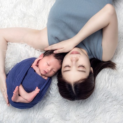 AXiS Photo Servise 藤井靖史が出張撮影した赤ちゃん・幼児服, フラッシュ撮影, 慰めなどが写った「ニューボーンフォト」の家族写真