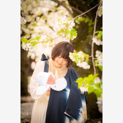 Kan Suzuki  photographyが出張撮影した家族写真, お宮参り, 桜などが写った「お宮参り」の家族写真