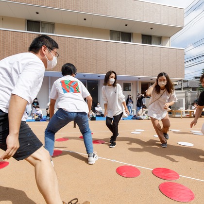 T.Matsumuraが出張撮影した甘いひよこ, 鍛冶池キャンプ場, ローラースポーツなどが写った「運動会（保育園）」の家族写真