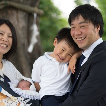 黒沢　茂が出張撮影した家族一緒に写真を撮る, アジナ科, 紫陽花(アジサイ)などが写った「お宮参り」の家族写真