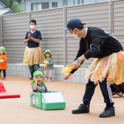 T.Matsumuraが出張撮影した甘いひよこ, 鍛冶池キャンプ場, ローラースポーツなどが写った「運動会（保育園）」の家族写真