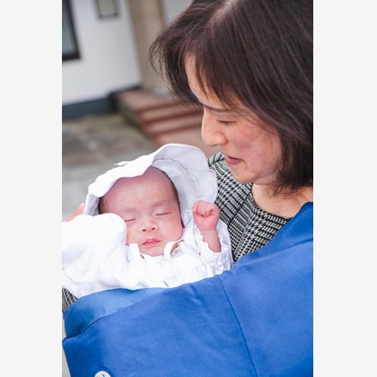 山下　剛が出張撮影したネクタイ, 赤ちゃん・幼児服, 慰めなどが写った「お宮参りの撮影」の家族写真