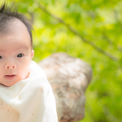 高木勇斗が出張撮影した赤ちゃん・幼児服, 自然の中の人々, 街路灯が写ったニューボーンフォトの写真