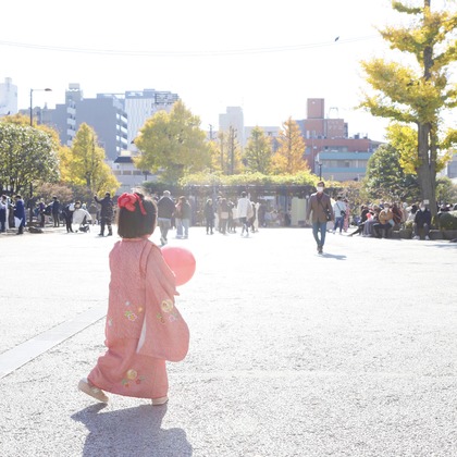 村田わかな広告写真が出張撮影したAsakusa Engei Hall, Asakusa Gyukatsu, 東京都立産業貿易センター台東ビルなどが写った「まりえちゃん七五三」の家族写真