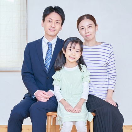 CREATIVE HOUSEが出張撮影したネクタイ, 分かち合う, フラッシュ撮影などが写った「ファミリーフォト出張撮影」の家族写真