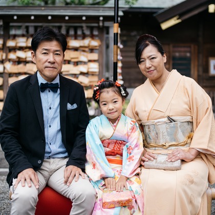 植村由理が出張撮影したストリートファッション, 753, 生物などが写った「七五三　＠神明社　横浜」の家族写真