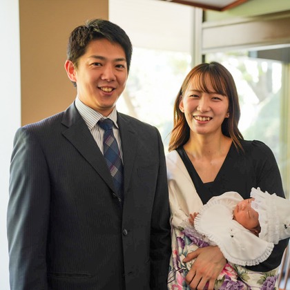 中村誠琢が出張撮影したネクタイ, フラッシュ撮影, ジェスチャーなどが写った「お宮参り」の家族写真