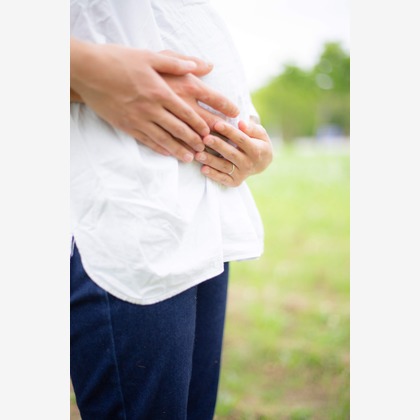 中井企画が出張撮影したフラッシュ撮影, シャツ, 家族一緒に写真を撮るなどが写った「マタニティカップルフォト」の家族写真