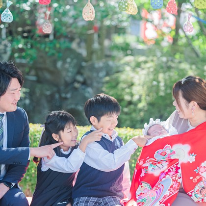 玉城　肇が出張撮影したネクタイ, フラッシュ撮影, ジェスチャーなどが写った「お宮参り撮影」の家族写真