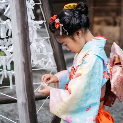 植村由理が出張撮影したストリートファッション, 753, 生物などが写った「七五三　＠神明社　横浜」の家族写真