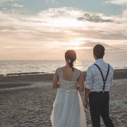 山下　剛が撮影した「海岸でのウェディングフォト」の写真