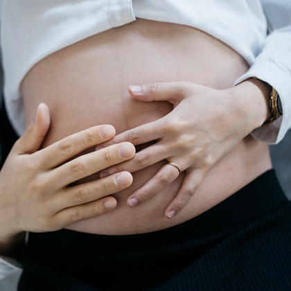 植村由理が出張撮影した手首, 母, トランクなどが写った「マタニティフォト@スタジオ」の家族写真