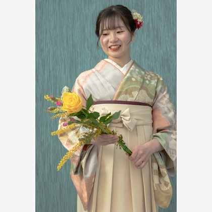 ミヤタカズコが出張撮影したフラッシュ撮影, 自然の中の人々, ショルダーなどが写った「卒業」の家族写真