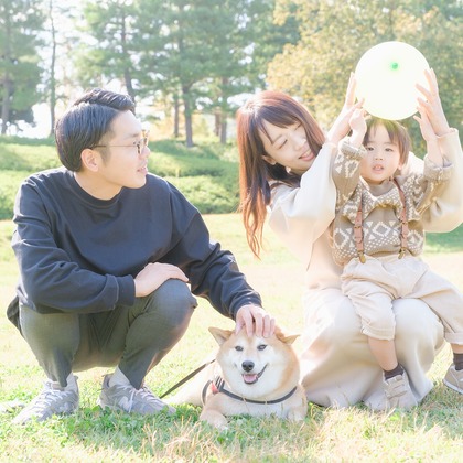 高夏写真店が出張撮影した子鹿, 襟, 肉食動物などが写った「家族写真の撮影」の家族写真