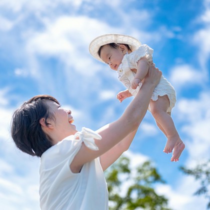 高木勇斗が出張撮影したグローブ, フラッシュ撮影, 家族一緒に写真を撮るなどが写った「様々な人物」の家族写真