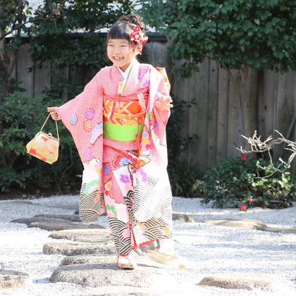 この写真は、出張撮影(家族写真(キッズ,ベビーフォト))のアルバム「七五三撮影」にある写真の1枚で、家族写真(キッズ,ベビーフォト)などが写っています。<br>「七五三撮影」では他にも:albumPhotoCount枚の家族写真を見ることができます。撮影者は大森光太郎・K-PHOTOです。カメラマンのプロフィールページで、家族写真(キッズ,ベビーフォト)撮影の口コミやおすすめコメントを見ることができます。