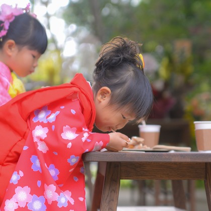 souvenir photoが出張撮影した着物, 赤, 写真が写ったエンゲージメントフォトの写真