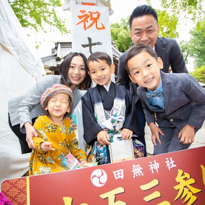 Kan Suzuki  photographyが出張撮影したTanashi Shrine, ネクタイ, 分かち合うなどが写った「田無神社」の家族写真
