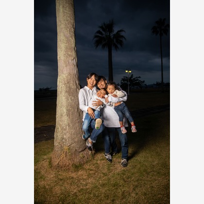 岩坪眞一郎が出張撮影した家族写真(キッズ,ベビーフォト)などが写った「還暦祝い家族写真」の家族写真