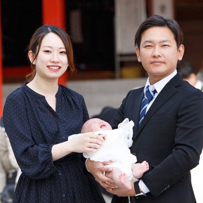 中井企画が出張撮影した挨拶, ネクタイ, 赤ちゃん・幼児服などが写った「お宮参り」の家族写真